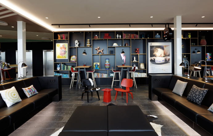 Le salon meublé par Vitra, au dernier étage.