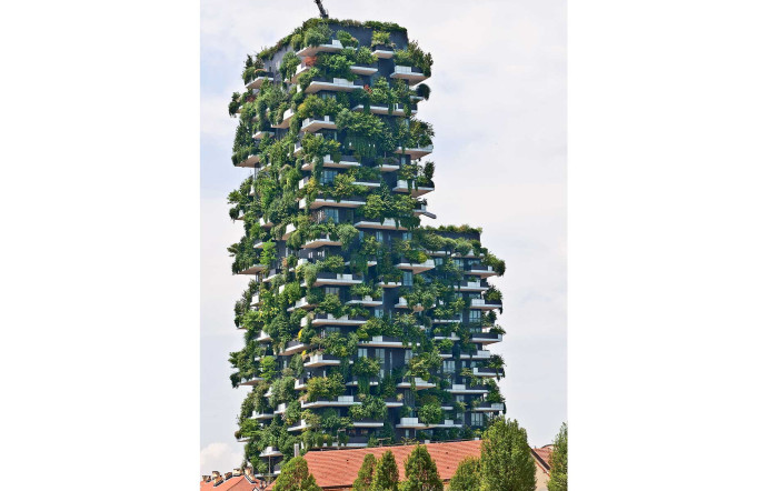 L’une des 2 tours d’habitations du Bosco Verticale, chef‑d’oeuvre d’architecture « verte » multirécompensé, imaginées par Stefano Boeri pour le quartier de Porta Nuova.