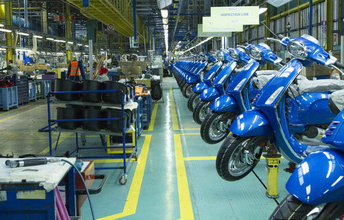 Les usines de Pontedera assemblent les pièces sur différentes lignes dédiées aux modèles de la marque. 3 000 personnes y travaillent, soit près de la moitié de l’effectif mondial du groupe.