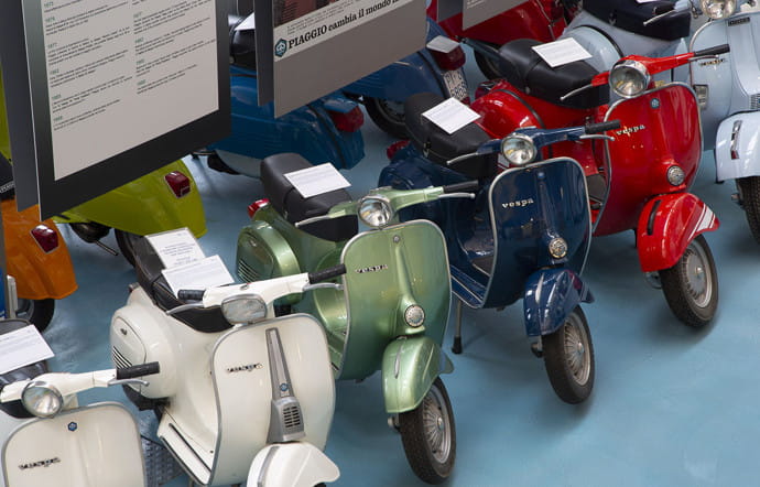 Situé dans l’un des bâtiments industriels, le musée Piaggio a rouvert en avril 2018. Il regroupe plus de 250 pièces qui ont jalonné l’histoire de la firme, dont de nombreux modèles Vespa, certains ayant été joliment customisés par leurs propriétaires ou par des artistes, ainsi que des triporteurs.