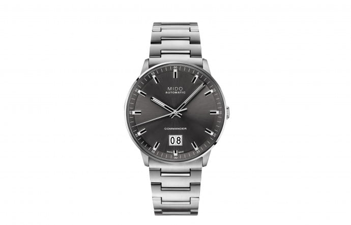 Commander Big Date, boîtier 42 mm et bracelet en acier, cadran satiné soleil, mouvement mécanique à remontage automatique, 80 heures de réserve de marche, étanche à 50 m, 960 €.