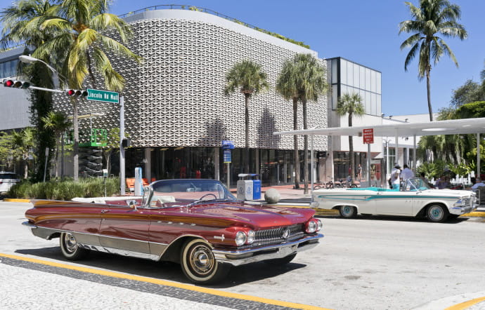 Après la Seconde Guerre mondiale, c’est au tour des resorts de prendre place sur le front de mer, et Lincoln Road est alors réaménagée par l’architecte américain, originaire de russie, Morris Lapidus.