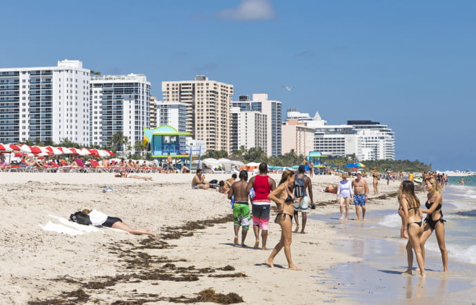 Miami a connu plusieurs vagues d’immigration, en provenance de Cuba et d’Amérique latine. La ville réussit à intégrer ces nouveaux arrivés, mais il s’agit souvent d’emplois mal payés.