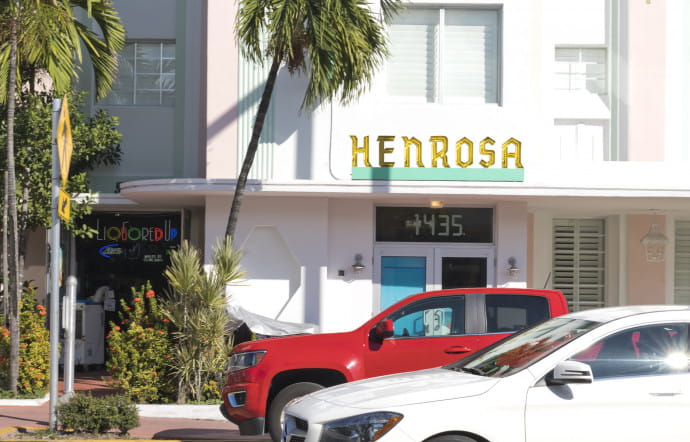 Miami a connu plusieurs vagues d’immigration, en provenance de Cuba et d’Amérique latine. La ville réussit à intégrer ces nouveaux arrivés, mais il s’agit souvent d’emplois mal payés.
