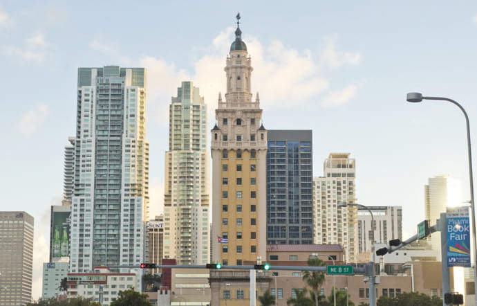 La Freedom Tower, édifiée en 1925, a longtemps représenté la porte d’entrée pour de nombreux migrants cubains. Elle abrite aujourd’hui le musée d’Art et du Design MOAD.