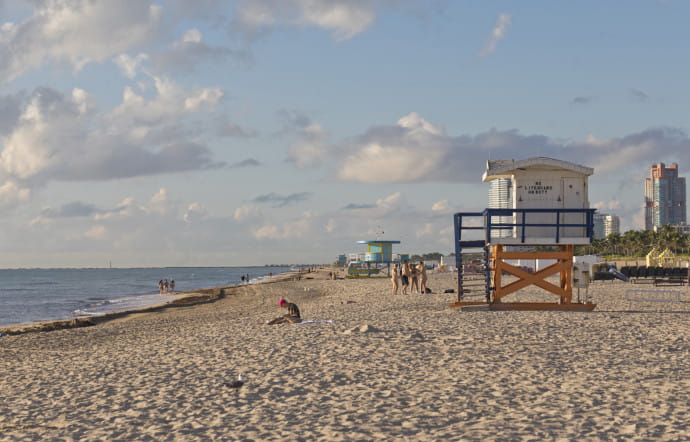 Sur la plage de South Beach, les cabanes de sauveteurs font partie intégrante du décor. Originales et colorées, elles sont devenues une attraction touristique.