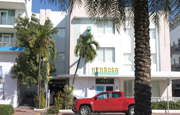 Une balade à South Beach permet d’observer les différentes périodes phares de l’île, en particulier le long de Lincoln Road. Les nombreuses tours ont peu à peu succédé aux constructions de style méditerranéen, Art déco et fifties.