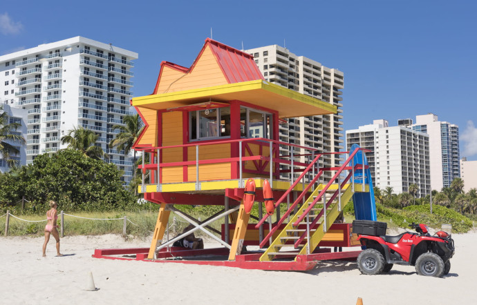 Sur la plage de South Beach, les cabanes de sauveteurs font partie intégrante du décor. Originales et colorées, elles sont devenues une attraction touristique.