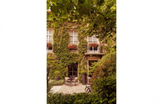 Dans la cour cachée de l’hôtel…