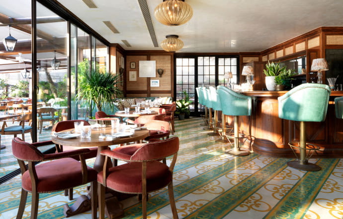 L’établissement compte 5 bars et restaurants dont 2 sont ouverts à tous. Les autres sont réservés aux membres du club et aux clients, d’autres ouverts au public.