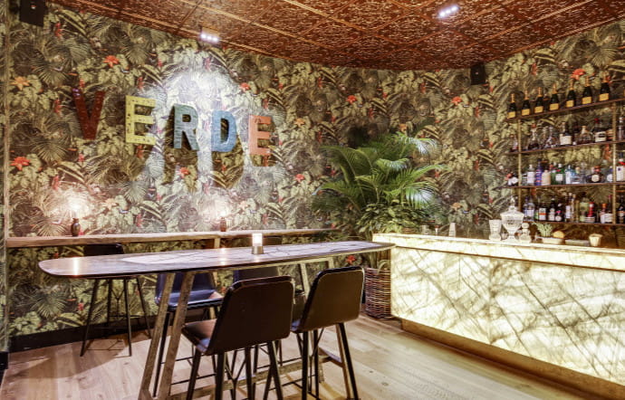 A l’étage supérieur, on déguste tapas méditerranéens et cocktails délicats.