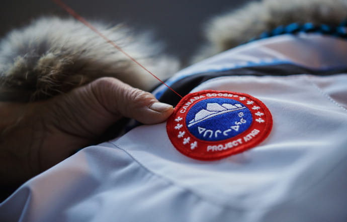 Les 14 parkas seront exposées dans les boutiques de la marque et commandées sur demande.