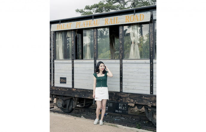 Les jeunes couples asiatiques sont nombreux à prendre la pose devant la gare de Dalat, inspirée de cell e de Deauville. Aujourd’hui, seul un petit train à vapeur balade les touristes sur quelques kilomètres.