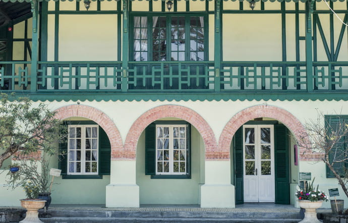 La rue Tran Hung Dao, dans le quartier français, est bordée d’anciennes maisons coloniales. Les colons français ont fait construire des demeures inspirées de leurs régions d’origine.