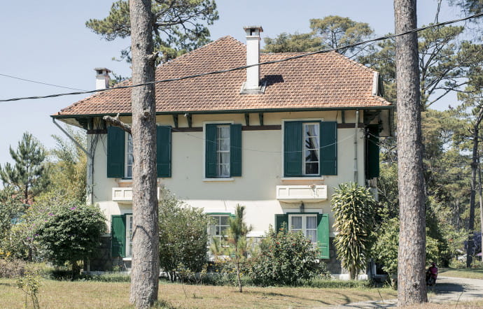 La rue Tran Hung Dao, dans le quartier français, est bordée d’anciennes maisons coloniales. Les colons français ont fait construire des demeures inspirées de leurs régions d’origine.