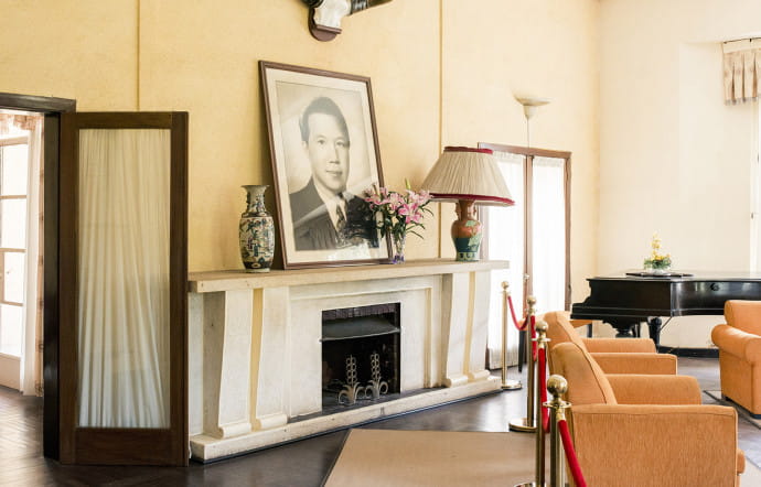 Au sommet d’une colline, le palais d’été de Bao Dai, dernier empereur du Viêtnam. La demeure fut construite dans les années 30 dans le plus pur style moderniste. A l’intérieur, tout est resté en l’état après l’exil de la famille impériale.