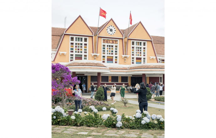 Les jeunes couples asiatiques sont nombreux à prendre la pose devant la gare de Dalat, inspirée de cell e de Deauville. Aujourd’hui, seul un petit train à vapeur balade les touristes sur quelques kilomètres.