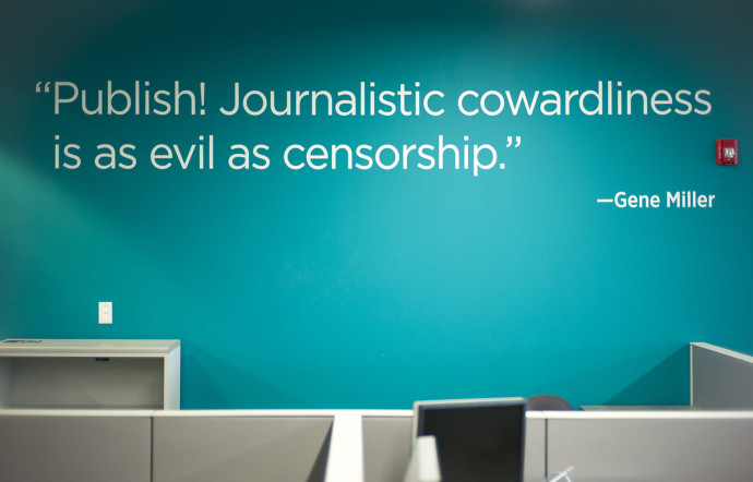 « Publiez ! La lâcheté journalistique est tout aussi diabolique que la censure » : cette phrase de Gene Miller, ancien journaliste d’investigation du Miami Herald, trône sur un mur de l’immense open space.