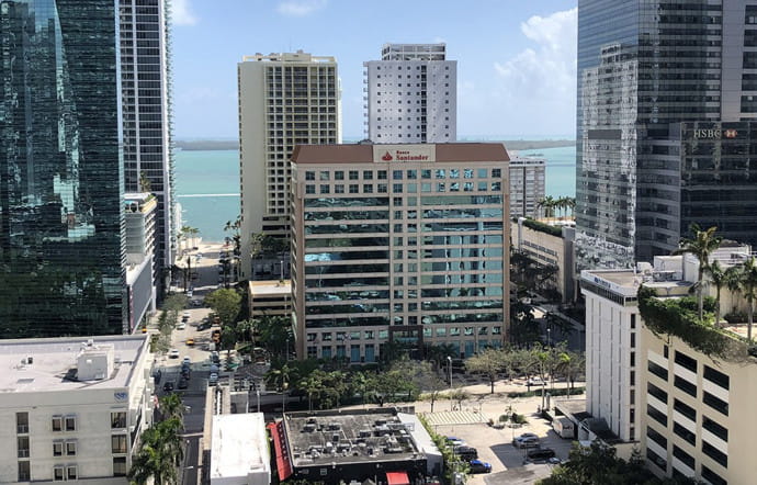 Implantée dans le quartier de Brickell, la banque Santander surfe sur l’engouement des Sud-Américains pour Miami.