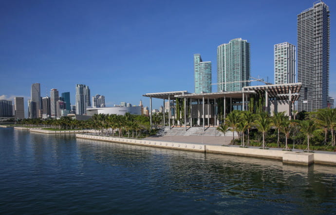Jorge M. Pérez, le milliardaire et philanthrope argentin d’origine cubaine, a fait fortune dans l’immobilier. Le Pérez Art Museum a été même nommé ainsi en son honneur.