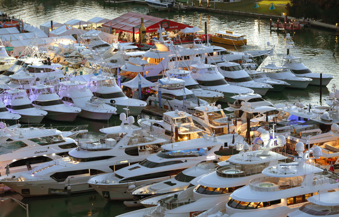 Le Miami Yacht Show, concurrent du Miami International Boat Show, est réservé aux unités de plus de 50 pieds.