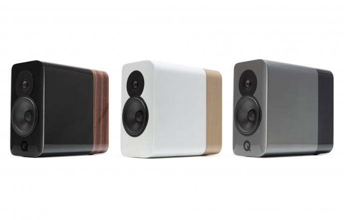 La Concept 300 est disponible en trois finitions : laque noir et palissandre, laque blanche et chêne et une combinaison de gris et de noir façon Aston Martin très réussie.