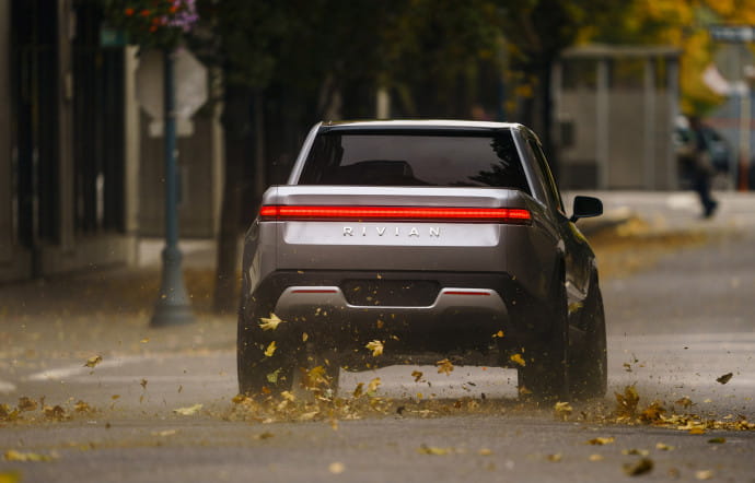 Le R1T (photo), comme le R1S, peuvent atteindre les 100 km/h en près de 3 secondes.
