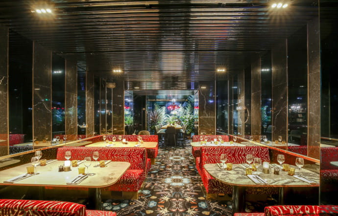Le restaurant offre des espaces ouverts et d’autres plus confidentiels.