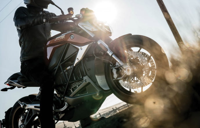 La SR/F est disponible en Seabright Blue et Boardwalk Red. Il est possible de commander un essai sur www.zeromotorcycles.com