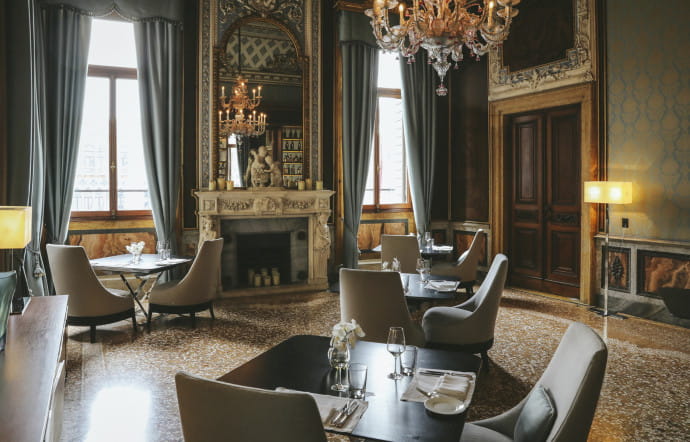 Le chic de ces maisons nobles, c’est aussi de s’entrouvrir non seulement aux fêtes, mais aussi aux petits déjeuners, verre au bar, déjeuner et dîner.