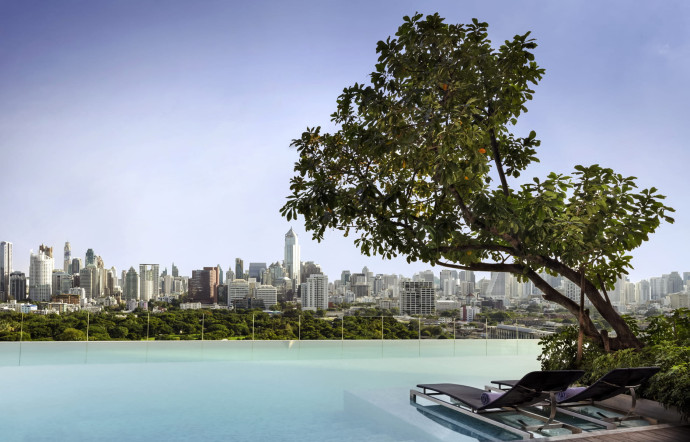 La piscine offre une vue imprenable sur le skyline de Bangkok.