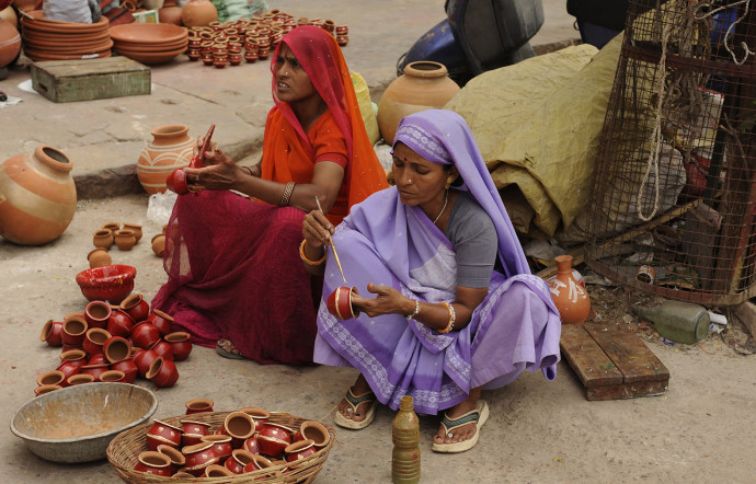 Femmes décorant des pots de terre destinés à contenir les offrandes du temple.
