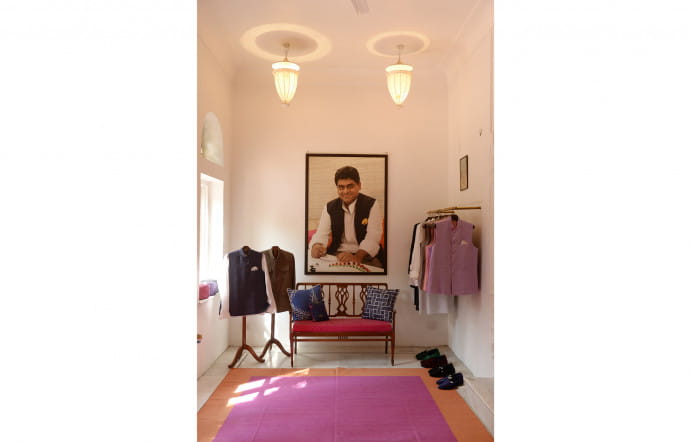 Boutique Hot Pink, au Narain Niwas Palace Hotel, ornée du portrait de son fondateur, Munnu Kasliwal.