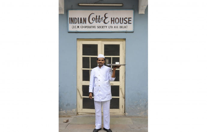 A l’Indian Coffee House, sur la MI Road, le temps semble s’être arrêté entre deux époques.
