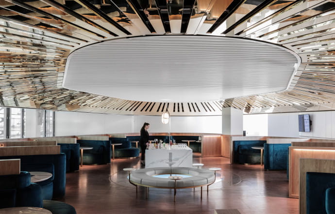 Signé du designer atypique Mathieu Lehanneur, le bar du nouveau salon Business d’Air France est un lieu chic et immersif, jouant sur le bois, le marbre, le miroir et la lumière. Le bar central est entouré de loges tapissées de velours confortables et connectées.