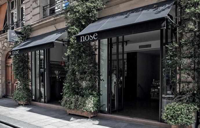 Le concept‑store dédié au parfum Nose, installé rue Bachaumont, à Paris, est pour beaucoup dans le succès des fameuses marques de niche, de Juliette Has A Gun à Maison Francis Kurkdjian, en passant par Malin + Goetz.