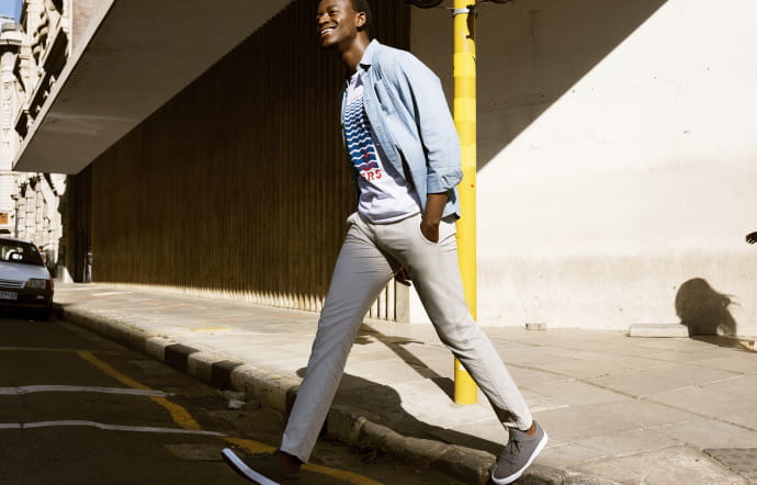 La marque californienne de vêtements pour homme Dockers a choisi Ludwick Marishane pour promouvoir sa nouvelle collection Smart Series. Cette collaboration permet au jeune entrepreneur sud-africain de donner de la visibilité à son invention : DryBath, un gel qui permet de se laver sans eau.