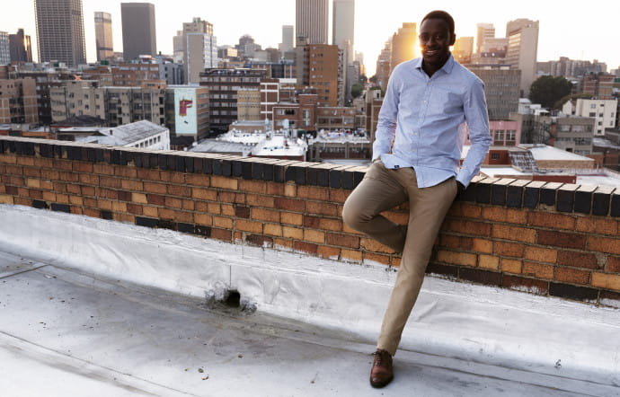 La marque californienne de vêtements pour homme Dockers a choisi Ludwick Marishane pour promouvoir sa nouvelle collection Smart Series. Cette collaboration permet au jeune entrepreneur sud-africain de donner de la visibilité à son invention : DryBath, un gel qui permet de se laver sans eau.