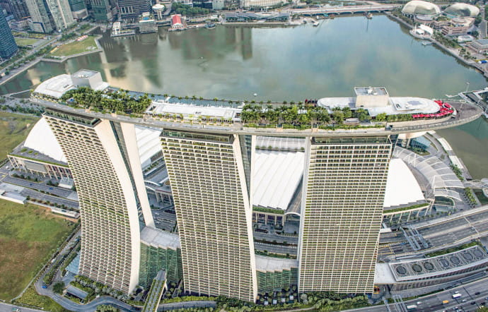 Le parc d’un hectare qui relie les trois tours du Marina Bay Sands en ont fait l’un des hôtels les plus célèbres du monde.