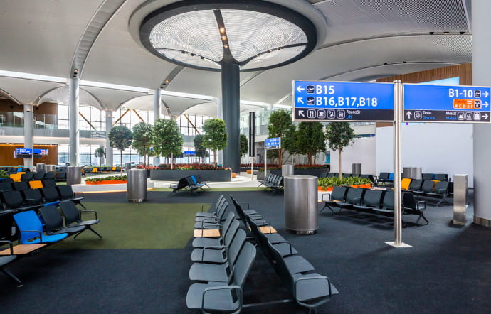 Le design de l’aéroport d’Istanbul a été confié à Andrew Thomas, qui s’est inspiré des élégantes mosquées édifiées par le grand architecte Mimar Sinan sous le règne de Soliman le Magnifique, au XVIe siècle.