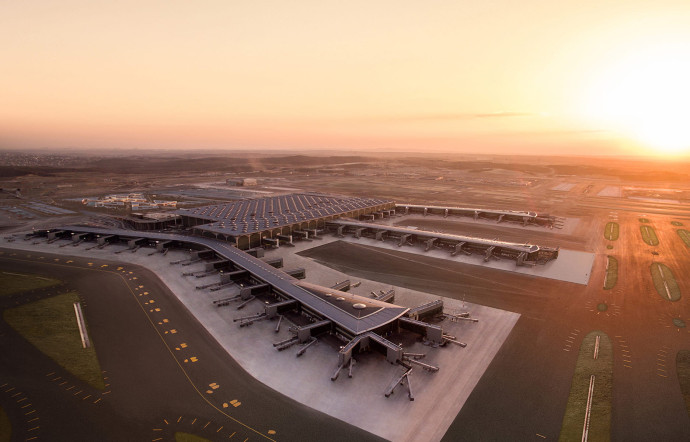 Avec 3 terminaux, 6 pistes et une capacité de 150 à 200 millions de passagers annuels, le nouvel aéroport d’Istanbul devrait devenir le hub le plus important entre Europe, Proche‑Orient et Afrique.