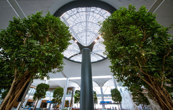 Le design de l’aéroport d’Istanbul a été confié à Andrew Thomas, qui s’est inspiré des élégantes mosquées édifiées par le grand architecte Mimar Sinan sous le règne de Soliman le Magnifique, au XVIe siècle.