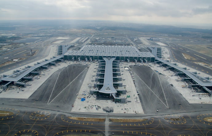 Avec 3 terminaux, 6 pistes et une capacité de 150 à 200 millions de passagers annuels, le nouvel aéroport d’Istanbul devrait devenir le hub le plus important entre Europe, Proche‑Orient et Afrique.