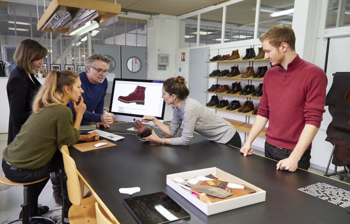 Dès l’entrée des ateliers de Steinbourg, en Alsace, un espace est réservé à la conception et au design. Ici, Pierre Heschung et ses jeunes collaborateurs.