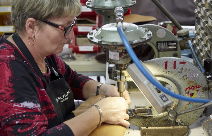 Parmi les 180 étapes nécessaires à la fabrication d’une paire de chaussures Heschung, nombre d’entre elles réclament un savoir-faire artisanal et manuel.