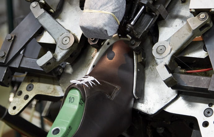 Avant de recevoir sa semelle, la chaussure est moulée à chaud sur une forme reproduisant un pied dont la taille varie en fonction de la pointure désirée.