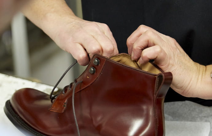 Cousu norvégien, Goodyear ou Blake, cirage et ponçage de la semelle, peinture, lustrage et laçage à la main, chaque paire de souliers vosgiens bénéficie d’une minutie d’exécution extrême, gage d’une qualité et d’une durabilité exceptionnelles.