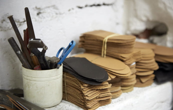Cousu norvégien, Goodyear ou Blake, cirage et ponçage de la semelle, peinture, lustrage et laçage à la main, chaque paire de souliers vosgiens bénéficie d’une minutie d’exécution extrême, gage d’une qualité et d’une durabilité exceptionnelles.