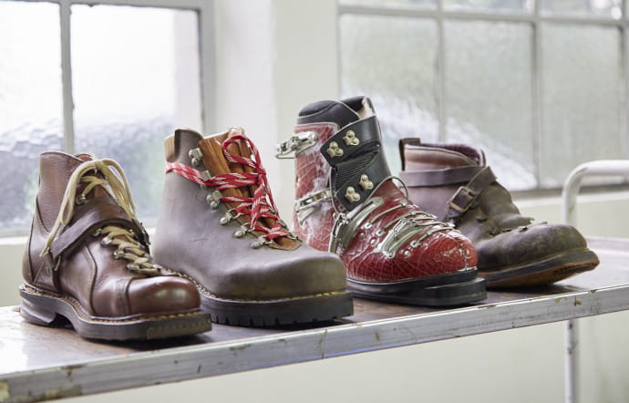 Les modèles historiques retracent le riche patrimoine d’Heschung, de la chaussure de ski qui accompagnait les exploits de l’équipe de France lors de jeux Olympiques de Grenoble en 1968 à la bottine de montagne.