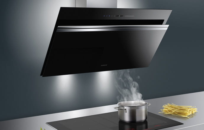 Hotte iQ700 LC91KWW60, et table flexinduction iQ700 EX975KXW1E, Siemens, 1 500 € et 2 000 €.